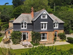 Spacious Country House a Short Walk from Lee Bay Beach